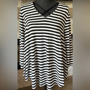 Chico's Size 1 black/white striped swing long sleeve shirt